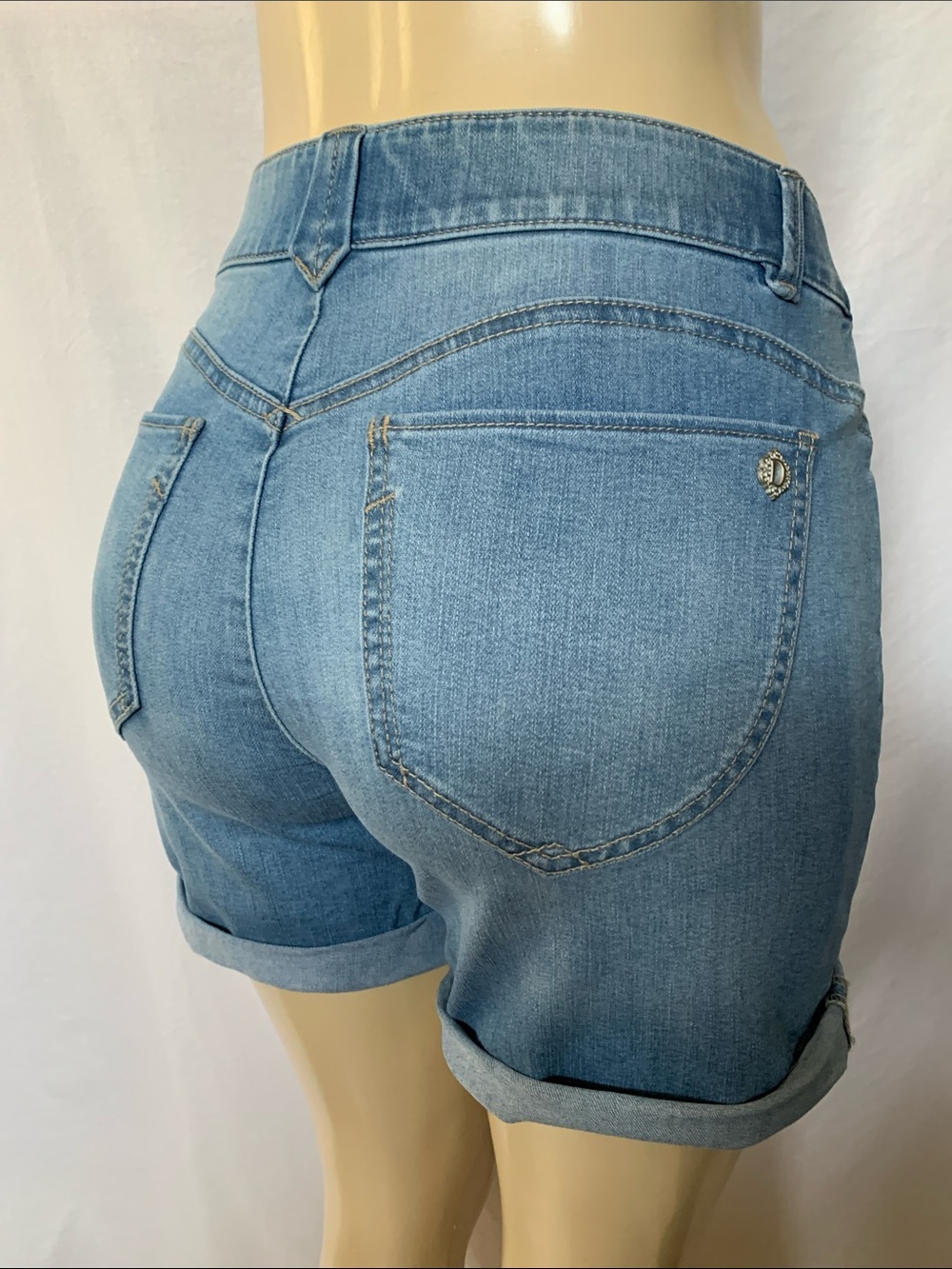 DEMOCRACY Jeans Women Tummy Control Size 6 Mid-Blue Rolled Hem Denim Shorts NWOT